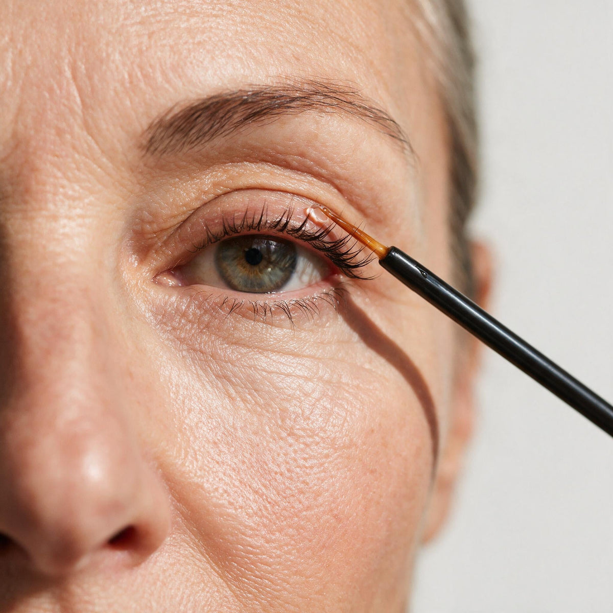 Applying Haleyra along the lash line